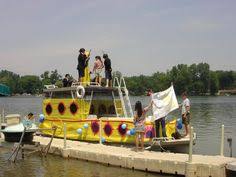 How to decorate your boat for the beach? 29 Boat Parade Ideas Boat Parade Boat Parades