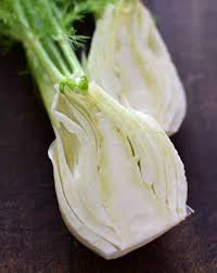 Me decidí a preparar mi hinojo en una ensalada, bien fresca y con algunos otros ingredientes que tenía en mi refrigerador que ha quedado super fenomenal. Bulbos Frescos De Hinojo Recetas De Comida Saludable Recetas Con Verduras Hinojo Recetas