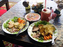 1 kg daging sapi, 250 gr tepung panir, 8 siung bawang putih, 3 butir telur, 4 sdt garam, 1 sdt kaldu bubuk rasa sapi, 1 sdm gula pasir, 1/4 butir pala haluskan, 1 sdm merica bubuk, 800 ml air, 1 1/2 butir gula merah, 3 sdm kecap manis, 1/4 butir pala (biarkan utuh), 3 buah tomat potong potong. Selat Solo Mbak Lies Warung Selat Solo Yang Unik Kabarkuliner Com