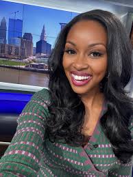 It's so SUNNY!! ☀️☀️☀️☀️ Fingers crossed for tomorrow, too! 🤞🏾 So far,  looking good!