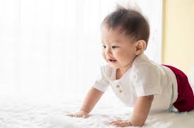 Orang tua harus belajar untuk melihat berbagai hal dengan cara yang berbeda setiap kali mereka memiliki bayi. Begini Tahapan Perkembangan Bayi 9 Bulan