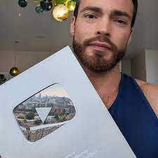 Become an official Henselmans Certified Personal Trainer:  https://mennohenselmans.com/online-pt-course (link in bio) Protein has a  mixed reputation when it comes to its health effects. On the one hand,  protein is the most essential