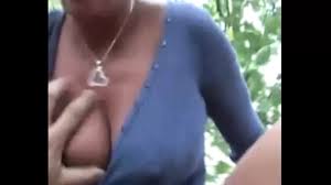 Heiße blonde Mutter im Freien gefickt