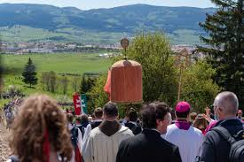 Csíksomlyói búcsú is the largest catholic celebration of the year for hungarians. D0yh T8anqgadm