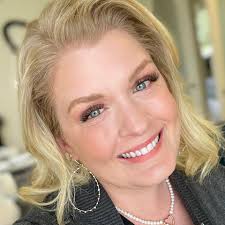 Lindsey Hale's Instagram, Twitter & Facebook