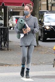 From hot yoga to ysculpt, you can enjoy a variety of heated and non heated yoga and fitness class styles with one membership. Autumn Reeser Leaving A Yoga Class In Vancouver 10 10 2020 Celebmafia