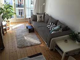 Helles Gemutliches Hamburger Wohnzimmer Mit Holzdielenboden Und Grauem Sofa Hamburg Wohnzi Wohnzimmermobel Holzdielenboden Einrichtungsideen Wohnzimmer Holz