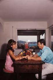 Un films particulièrement èmouvent qui conduit une légende du cinéma français sur les lieux. Jean Paul Belmondo A 87 Ans Sur Son Histoire D Amour Avec Sa Premiere Femme Elodie