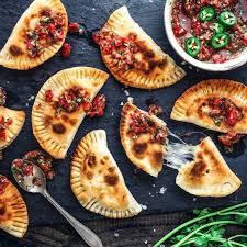 Empanadas Mit Wurziger Tomaten Salsa Empanadas Lebensmittel Essen Tomaten Salsa
