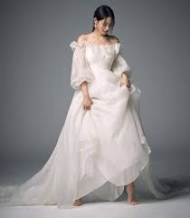 Claudia Kim S Wedding Dress Is Beautiful Gaun Pengantin Sederhana Pakaian Elegan Pakaian Pernikahan