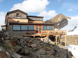 Similaunhütte mit seilkogel, sennkogel, kreuzkogel und kreuzspitze. Alle Unterkunfte Im Meraner Land Similaunhutte