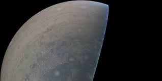 Júpiter es amarillo pálido y saturno, anaranjado. See Amazing New Pictures Of Jupiter From Nasa S Juno Probe