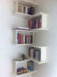 Pour pouvoir ajuster les différentes étagères, je dois d'abord prendre des mesures pour pouvoir couper à la scie circulaire et faire une coupe de 0,7 cm de profondeur. 33 Idees De Etageres De Coin En 2021 Mobilier De Salon Decoration Maison Deco Maison