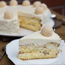 Sahnige Raffaello Torte Mit Gehackten Mandeln Eiswaffeln Und Zarten Kokosflocken Rezept Raffaello Kuchen Kuchen Und Torten Rezepte Lecker Backen