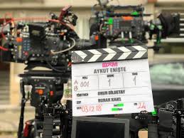 Aykut enişte 2 filmi oldukça beğenilen ve sahip olduğu sahneler ile izleyenleri gülmekten kırıp geçirdiği gibi duygusal anlarda barındıran filmin devamı niteliğindedir. Fatih Ozkan Mfozkan Twitter