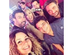 ولكن إذا كنت قلقا بشأن هذه العلامات، فيجب عليك الاتصال بالطبيب العام أو غيره من أخصائيي الرعاية. Ø£ØµØ¯Ù‚Ø§Ø¡ Ø£Ø¹Ø²Ø§Ø¡ Ø³ÙŠÙ…ÙˆÙ† Ø¨ØµØ­Ø¨Ø© Ø­Ù…ÙŠØ¯ Ø§Ù„Ø´Ø§Ø¹Ø±ÙŠ ÙˆØ­Ø³Ø§Ù… Ø­Ø³Ù†ÙŠ Ù…ØµØ±Ø§ÙˆÙ‰