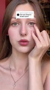 Lentes Olivia: Verde Profundo para Ojos Marrones