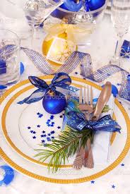 Christmas Table Settings In White And Blue Weihnachtstisch Weihnachtstischgedecke Tischdekoration Weihnachten