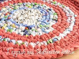 Bei pinterest habe ich schon öfter mal aus stoffresten gehäkelte teppiche gesehen, die ich witzig fand und eine tolle recycling idee ist es auch. Tutorial Teppich Hakeln Aus Stoffresten