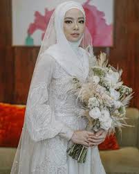 Gaun ataupun baju akad nikah muslimah syar'i dapat menjadi pilihan bagi anda para muslimah yang ingin tetap tampil syar'i namun tetap terlihat anggun desain baju akad nikah syar'i sekarang ini semakin beragam dan terlihat tidak membosankan. Tren Desain Baju Pengantin Dengan Beberapa Model Ini Lagi Banyak Dipilih Muslimah