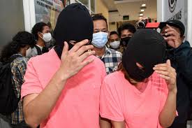 Polisi menangkap artis berinisial st dan ma terkait kasus dugaan prostitusi online di sebuah hotel di baca juga: Kronologi Prostitusi Artis Inisial St Dan Sh Yang Digerebek Tengah Threesome Arah Kata