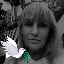 Good morning everyone. I'm looking to have my hair redone soon and need  recommendations for a hairdresser mobile or in salon to touch up