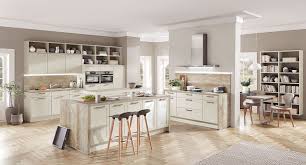 On Revient Avec Une Splendide Cuisine Couleur Sable Centree Autour De Son Ilot Pour Une Ambiance Zen Et Harmo Credence Cuisine Cuisines Design Ilot Cuisine