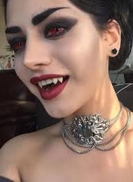 Ces Make Up D Halloween Qu On Peut Realiser Avec Le Maquillage Qu On A Deja Maquillage Halloween Maquillage Vampire Et Idee Maquillage
