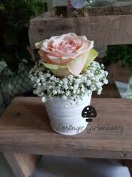 Susses Kleines Gesteck Mit Schleierkraut Und Rose Im Vintage Stil Als Geschenk Zum Muttertag Oder Auch Als Tischdeko Fur Hochzeit Oder Taufe Dotlingergar Tischdeko Hochzeit Schleierkraut Hochzeit Tischdekoration Hochzeit Blumen