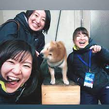 これは可愛すぎる3人と一匹 藤澤五月 吉田知那美 吉田夕梨花 鈴木夕湖 カーリング 可愛い そだねー ロコソラーレ ls北見 可愛すぎる 후지사와 귀여운 귀엽다 미인 beautifulgirls スマイル 미소 カーリング 可愛い 藤澤