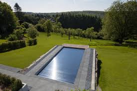 Die Solar Poolabdeckung Nutzt Die Sonnenstrahlen Aus Ausgefallene Pools Von Hesselbach Gmbh Ausgefallen Plastik Homify Poolabdeckung Naturschwimmbecken Pool