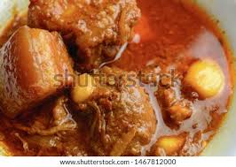 De la poitrine et échine de porc mijotées, pâte de curry maison (à partir de piment, racines et herbes fraîches, garam masala. Shutterstock Puzzlepix
