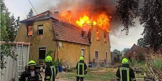 Burning house, burning house icon. Milower Land Nachbar Rettet Familie Aus Brennendem Haus