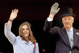 Together with the crown prince, she met a children's parade in the palace square when more than a thousand young environmental agents. Prinzessin Ingrid Alexandra Wechselt Auf Eine Offentliche Schule
