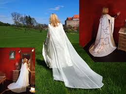 Are you interested in schleppe brautkleid? Online Shop Ringkissen Abnehmbare Schleppen Umhange Mit Oder Ohne Kapuze Brautbeutel Und Armstulpen Fur Eine Hochzeit Lange Brautkleider Und Hochzeitskleider Mit Schwarzer Roter Weisser Oder Creme Farbenen Accessoires Fur Eine Mittelalter Hochzeit