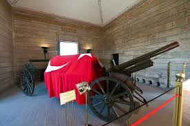 Selçuklu ve osmanlı mimarisi tarzında sekizgen planlı. Anitkabir Ataturk Ve Kurtulus Savasi Muzesi Kultur Portali