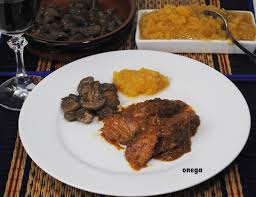 Elimina con cuidado y con la ayuda de un cuchillo las partes de la grasa presente en la carne de jabalí para que sea más agradable al paladar. Receta De Jabali Guisado Al Vino Tinto Magia En Mi Cocina Recetas Faciles De Cocina Paso A Paso