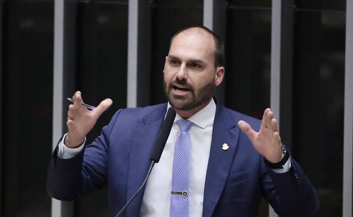 Eduardo Bolsonaro anuncia que vai se licenciar do mandato de deputado  federal e ficar nos EUA