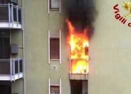 Un grosso incendio è scoppiato in un edificio di 15 piani in via giacomo antonini, nella periferia sud di milano, nel pomeriggio di oggi 29 agosto. Milano Incendio In Appartamento A San Donato Affaritaliani It