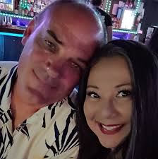 Hola! I have a question about cell phone etiquette in Mexico. Is it not  considered rude to use speaker mode for phone calls in public places? Or to  watch endless reels (or