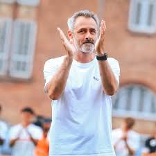 Cheftræner Kim Engstrøm stopper i B.93. I løbet af de seneste 2,5 år har  Kim skabt imponerende resultater og uforglemmelige minder for os 93'ere