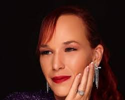 Robin Souza's Instagram, Twitter & Facebook