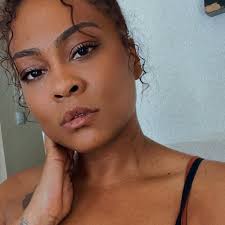 rihanna looks rich af.