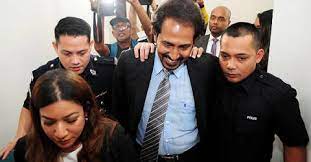 Dato'/datuk seri ini sama level dengan tan sri, tapi bezanya adalah tan sri dikurniakan oleh kerajaan persekutuan manakala datuk seri oleh kerajaan negeri. Ex Datuk Seri Slapped With 68 More Charges Updated