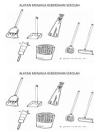 Silahkan masuk pak, pembantuku bersikap sopan terhadapnya. Alatan Kebersihan Sekolah Hitam Putih