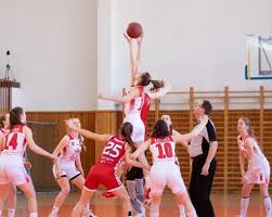 Bagaimana cara melempar bola basket? Jelaskan Cara Melempar Bola Dalam Permainan Bola Basket Basket Poster