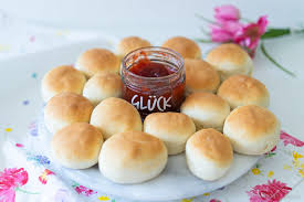 Rezept Fur Fluffige Milchbrotchen Und Warum Ich Jetzt Standig Kleine Brotchen Backen Muss Milchbrotchen Thermomix Milchbrotchen Rezepte