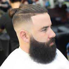 Coupe pompadour classique avec sa raie latérale et son dégradé en diagonale. Top 100 Coiffures En Degrade Coupe De Cheveux Homme