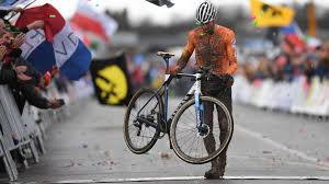 Van der poel trad met zijn titel in de voetsporen van vader adrie, die in 1996 wereldkampioen werd. Magistrale Van Der Poel Prolongeert Wereldtitel Veldrijden Nos