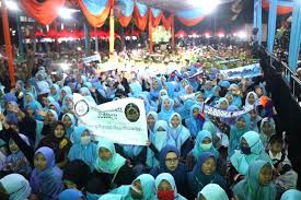 Contains latest set of gus azmi sholawat Ribuan Fans Syubbanul Muslimin Shalawat Bersama Di Milad Ke 25 Yatim Mandiri